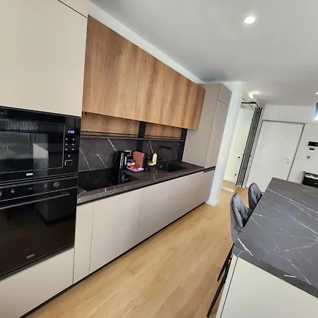 New Luxury Tourist Aviatiei Tower בוקרשט