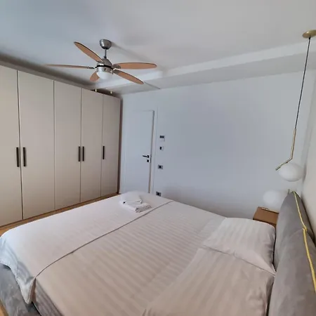 New Luxury Tourist Aviatiei Tower ブカレスト